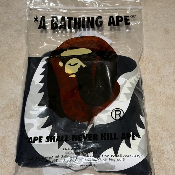 A Bathing Ape Shark Tee (glow in the dark) - Picture 5 of 5